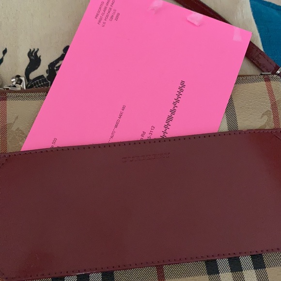 Burberry small shoulder bag in leather - Picture 6 of 6